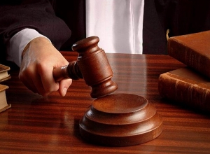 Տղամարդը 22-ամյա դստեր, 18-ամյա որդու հետ կեղծ եվրոներով ուրիշի գույք է հափշտակել