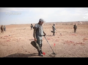 Զինծառայողներն ականապատում են դաշտը՝ հակառակորդի ավտոշարասյունը պայթեցնելու համար/ վարժանքներ