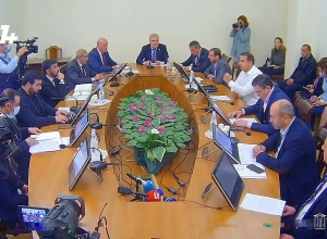 Спор между Андраником Кочаряном и Гегамом Манукяном