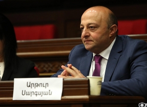 Ընդդիմությունը հոտընկայս ծափահարեց դահլիճ մտնող՝ կալանքից ազատված իրենց գործընկերոջը