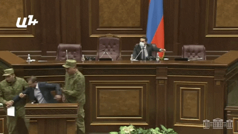 Сотрудники службы безопасности отвели Гегама Манукяна от трибуны: заседание прервано