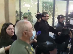 Кочунц также не ответил на вопросы журналистов после закрытого заседания