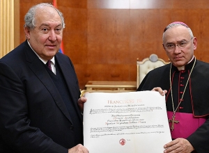 Папа Римский Франциск наградил президента Саркисяна высшим орденом Святого Престола
