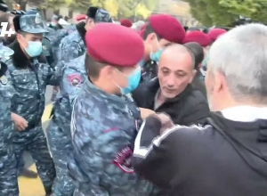 Полиция насильно удалила родителей без вести пропавших с улицы