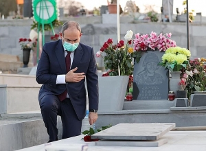 Никол Пашинян почтил память жертв войны в Ераблуре