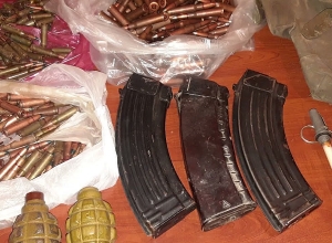 Մի խումբ անձինք ոստիկանության ստորաբաժանումներում կամավոր հանձնել են ապօրինի զենք զինամթերք