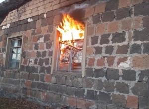 Հրազդանի Կոճոռ թաղամասում տուն է այրվել