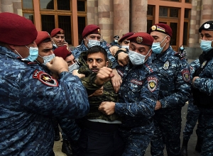 Բերման ենթարկեցին Գեղամ Մանուկյանին քաշքշող քաղաքացուն