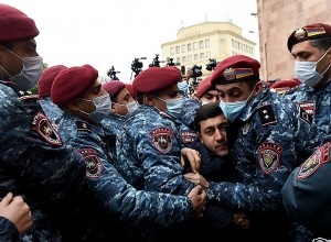 Вновь задерживают: гражданин призывает атаковать каждого полицейского