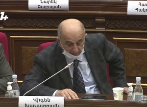 Правда, что премии для депутатов не предусмотрены: Виген Хачатрян