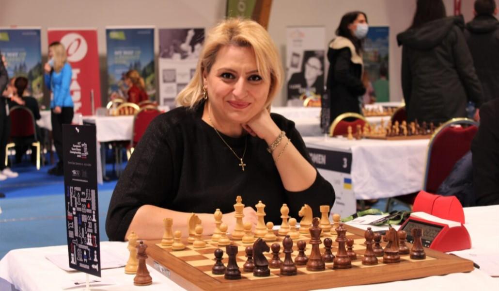 a1+chess woman