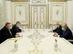 Премьер-министр Пашинян принял заместителя председателя правительства РФ Алексея Оверчука