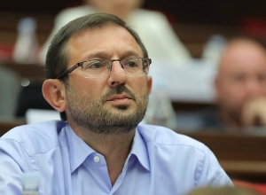 Ամբողջ սահմանում իրար փայտերով ծեծում են, պարզվումա հրաման չեն տվել․ Մանուկյանը՝ Արման Սարգսյանին