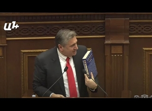 Керобян не соизволил прийти - передайте ему эту книгу: Артур Хачатрян