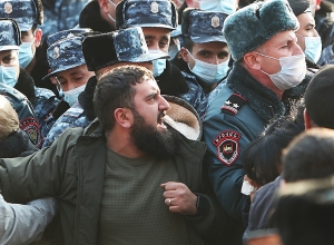 Потасовка и перебранка между полицией и родителями без вести пропавших