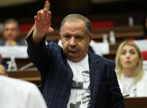 Будьте корректны, на большой перемене идите подайте сообщение: Агван Варданян - Алексаняну