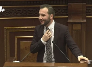 Это ещё вопрос: обезглавить, потом изнасиловать или изнасиловать, потом обезглавить? Ваш депутат угрожает своему товарищу по команде