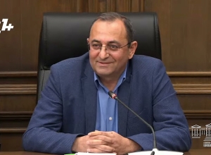 Обсуждался ли с Робертом Кочаряном вопрос об отставке Алена Симоняна? Кто будет вашим кандидатом?