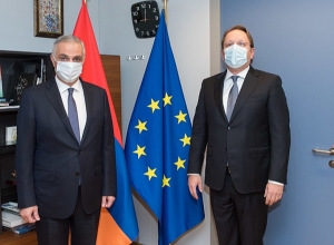 Мгер Григорян в Брюсселе встретился с комиссаром ЕС Оливером Вархели