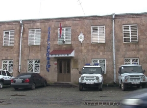 Կացնի պոչով խփել է տղամարդու գլխին ու մի քանի հարյուր հազար դրամ հափշտակել