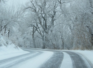 На перевале Варденяц идет снег: на некоторых участках дороги гололедица