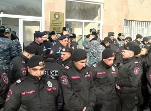 Полицейские перекрыли вход в общинную администрацию Паракара