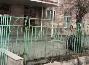 Двое несовершеннолетних доставлены в больницу с ножевыми ранениями