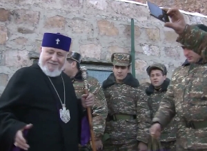 Ամենայն Հայոց Կաթողիկոսն այցելել է մարտական դիրքեր