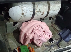 В салоне автомобиля, доставленного в отделение полиции, находился автомат Калашникова