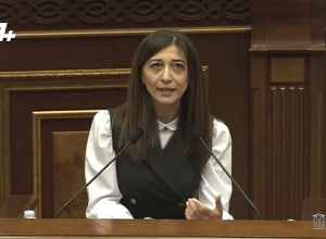 На закрытом сеансе вы ведете себя по-другому, перед камерами — совсем иначе: оппозиция возмутилась