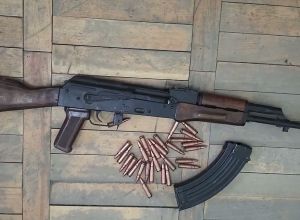 Группа лиц добровольно сдали незаконное оружие и боеприпасы в полицейских  участках