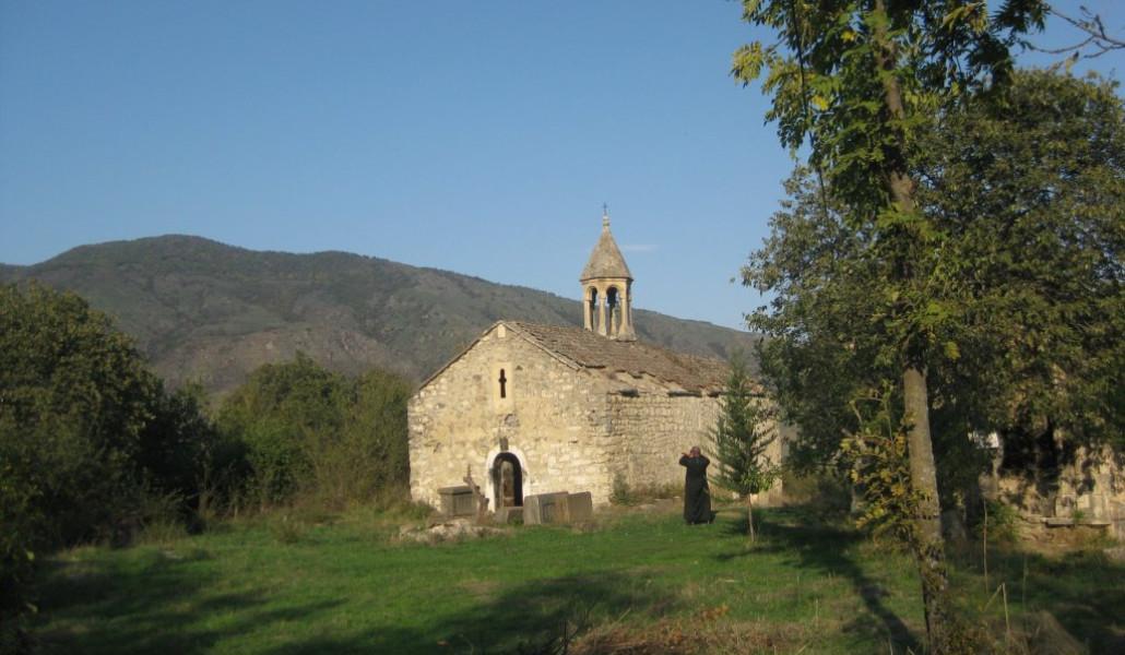 Սպիտակ-խաչ-եկեղեցի-հադրութ