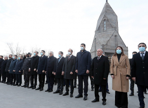 Սուրեն Պապիկյանն, Արարատ Միրզոյանն ու մի շարք պաշտոնյաներ Եռաբլուրում հարգանքի տուրք մատուցեցին