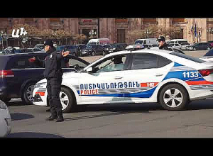 Полицейские перекрыли автомобилем дорогу участвующим в акции водителям