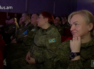 Российские миротворцы посетили Степанакертский драматический театр