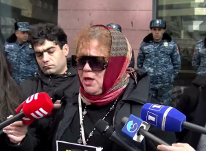 Я обращаюсь к Вагинаку; он должен прийти и извиниться: участница акции