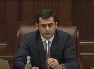 Господин Манукян, успокойтесь: поняли, что у Вас день рождения, но не разговаривайте с места: я объявляю выговор