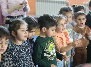 Ռուս խաղաղապահները Ստեփանակերտի մանկապարտեզի երեխաներին նվերներ են բաժանել