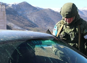 Российские миротворцы за сутки обеспечили безопасный въезд более 500 единиц автомобилей и около 1,5 тыс. человек в НК