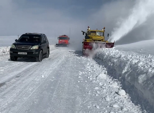 На перевале Варденяц убирают снег