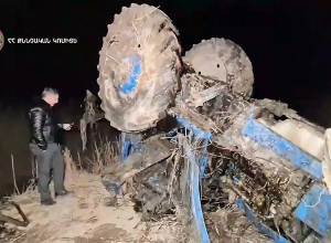 Трактор съехал с проезжей части дороги и рухнул в акведук