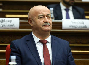 Իմ որոշումը պայմանավորված չէ Ալեն Սիմոնյանի հետ հանդիպմամբ, ուրիշ փաստարկներ կան, որոնք ինձ ստիպում են եւս մի քիչ մտածել. Հովիկ Աղազարյան. Առավոտ