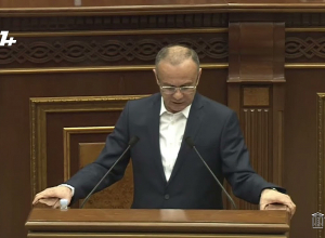 Господин Оганян, не угрожайте; вам остаётся только выругаться; ещё большой вопрос, кто служит интересам врага: Аршакян