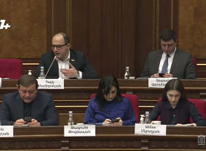 Господин Аршакян, есть и другие варианты насладиться последними 3-4 часами в должности и.о. председателя НС: Мамиджанян