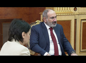 Ինչպես Խաչատուրյանը դիմավորեց Փաշինյանին