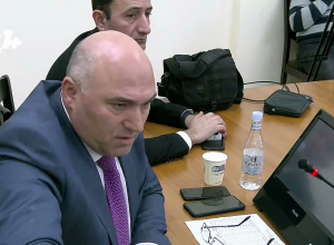 Свыше 3000 автомобилей в настоящий момент стоят в Ларсе