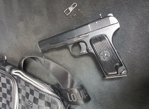 Человек, у которого было незаконное огнестрельное оружие, был доставлен в полицию и арестован