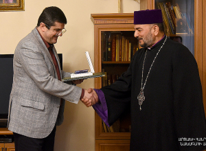 Президент Арутюнян вручил епископу Вртанесу Абрамяну медаль «Вачаган Барепашт»