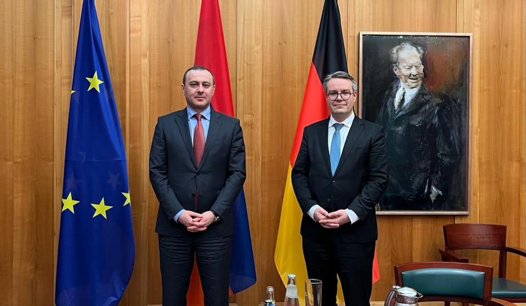 E4AEB36B-6E13-4AC1-B4EF-62C0BF8485B0