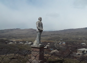 «Լենինին դաժե մեկ-մեկ լողացնում էինք»․ Լենինի կանգուն արձանը՝  Արին գյուղում